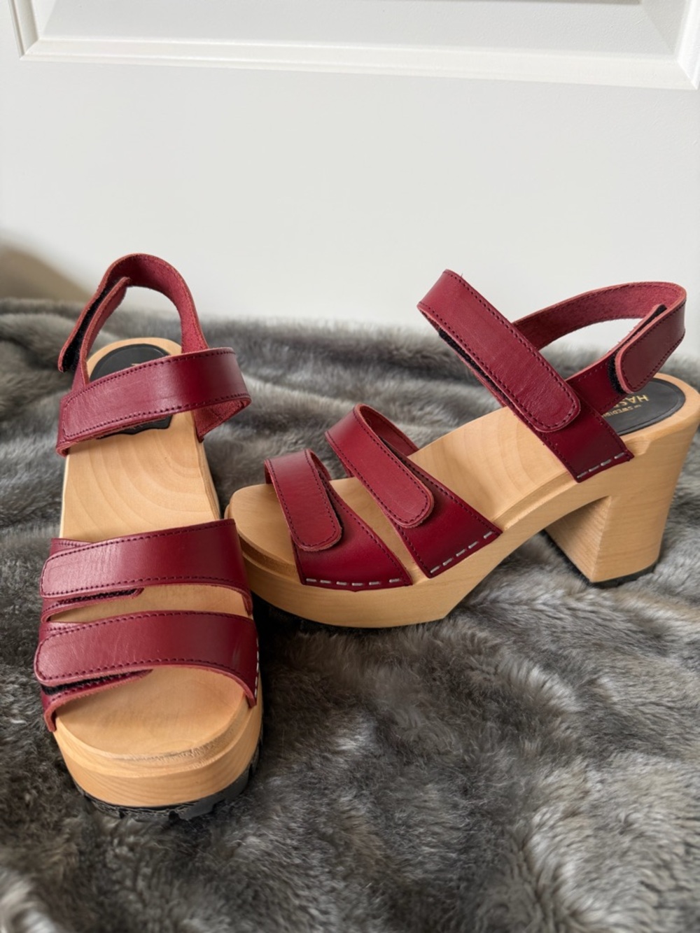 NWOT Swedish Hasbeens burgundy leather and wood strappy sandals